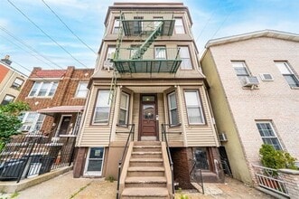 Building Photo - 198 Griffith St