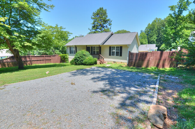 Building Photo - Three Bedroom House in Hillsborough - Avai...