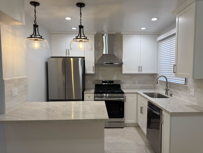 Building Photo - 4125 W Toluca Lake Ave