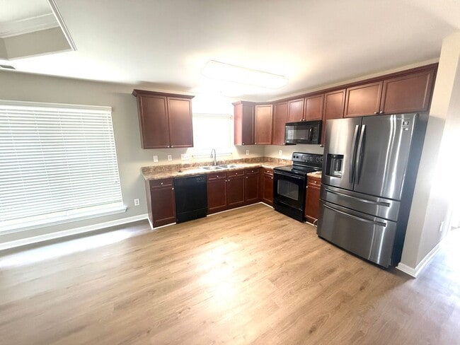 Building Photo - ** 2 bed 2 bath located in Park Lake ** Ca...