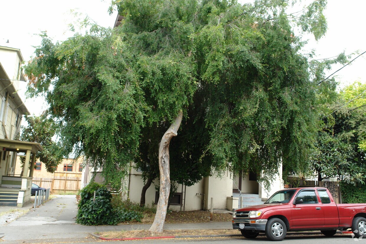 Foto del edificio - 2410-2412 Dana St