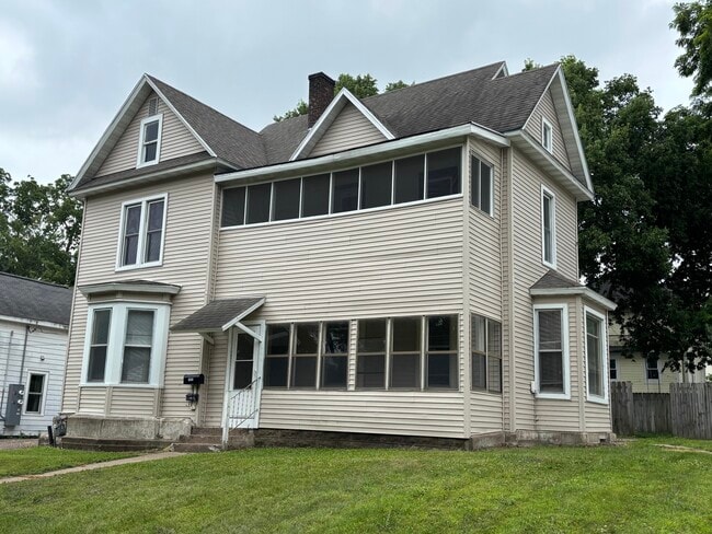 Building Photo - 1023 E Grand Ave