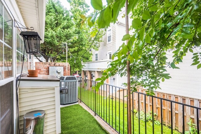 Building Photo - Bright & Spacious 3BR Townhome with Garage...