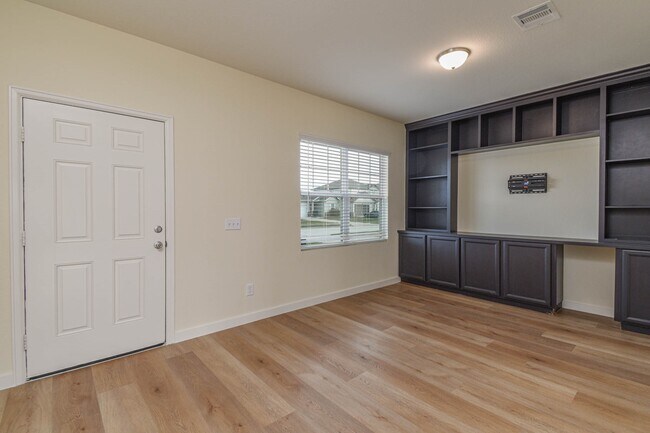 Building Photo - 1024 Water Oak Ln