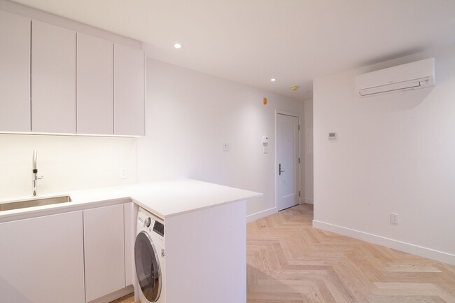 Building Photo - 590 Av. Outremont