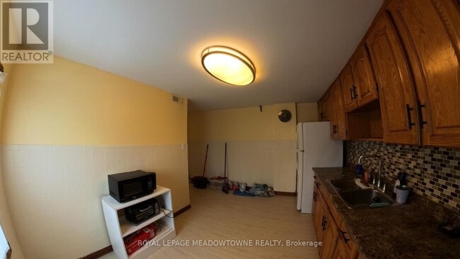 Building Photo - 492 Dufferin St