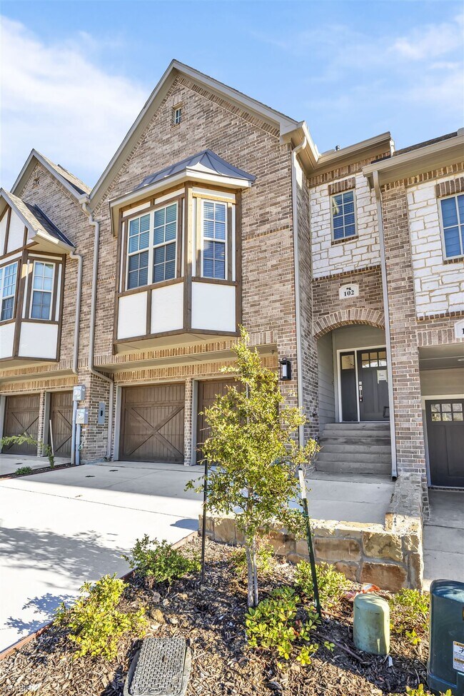 Building Photo - 5 br, 3 bath Townhome - 102 Harwood Drive