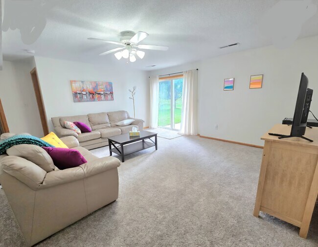 Foto del edificio - 615 Rachael St