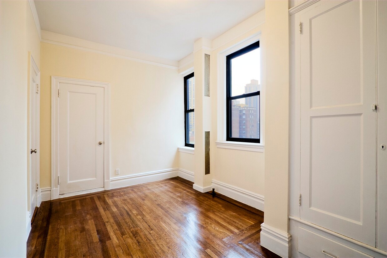 Building Photo - Charming Upper West Side 2BR 1Bath