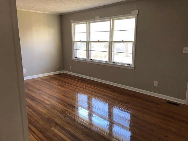 Building Photo - 107 Briar Rd
