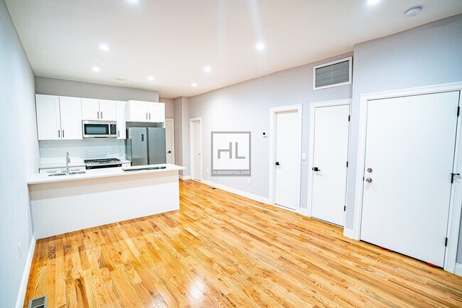Building Photo - Newly renovated 3-bed/2-bath apt on HEMLOC...