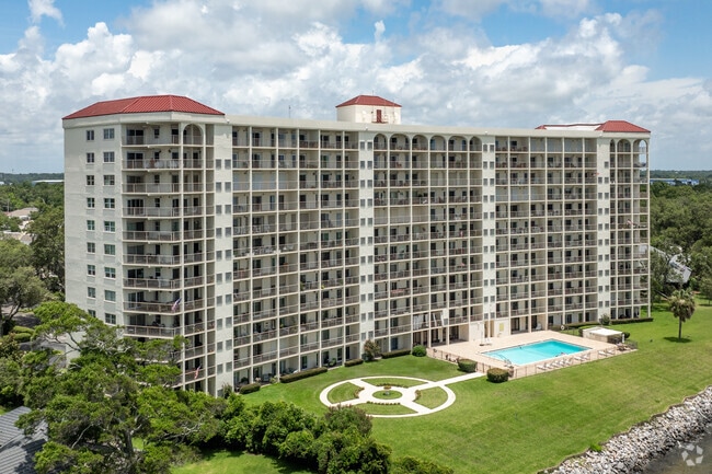 Riviera 615 Condominiums