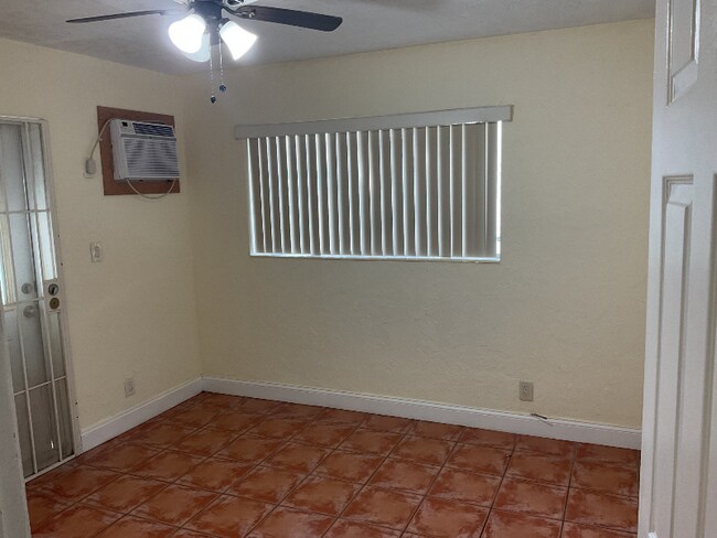 Foto del edificio - 2441 SW 27th Ave