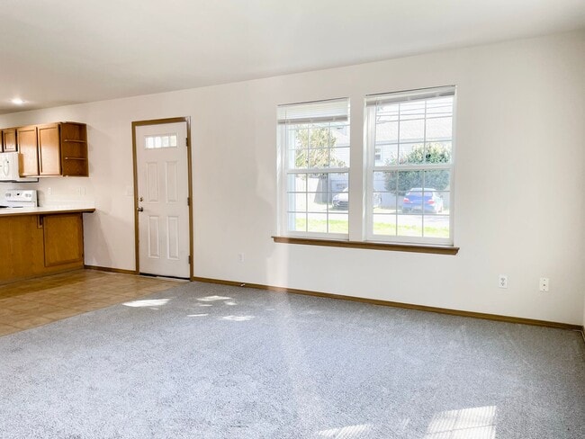 Building Photo - Bright Everett Home with 2-Car Garage(NEW PAINT AND CARPET)