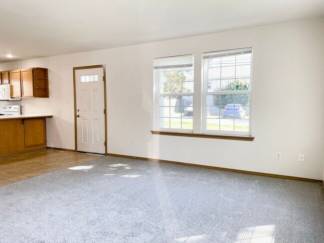 Foto del edificio - Bright Everett Home with 2-Car Garage(NEW PAINT AND CARPET)