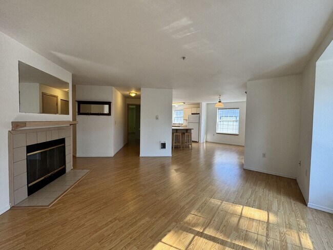 Foto del edificio - Spacious 3 bed 1.75 bath top floor unit in Des Moines