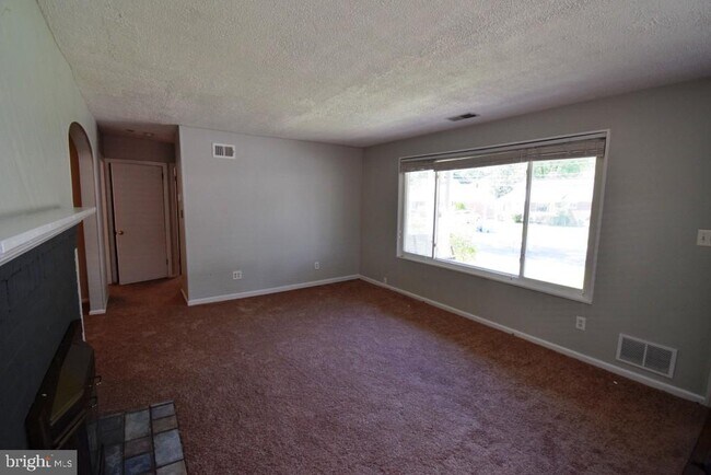 Building Photo - 1507 Oakview Dr