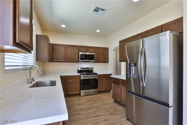 Building Photo - 902 Cavaison Ave