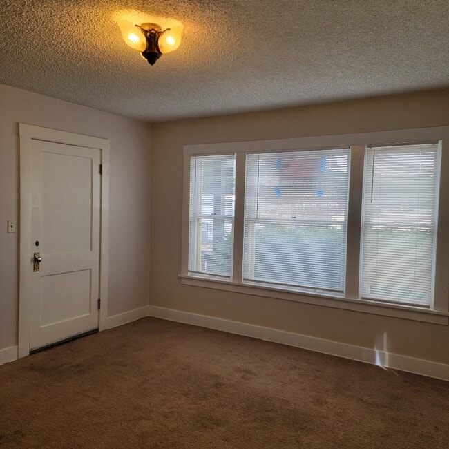 Building Photo - 721 SE Kane St