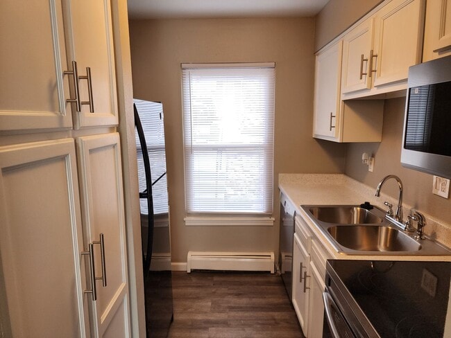 Building Photo - MOVE IN SPECIAL $350 OFF FIRST MONTHS RENT...
