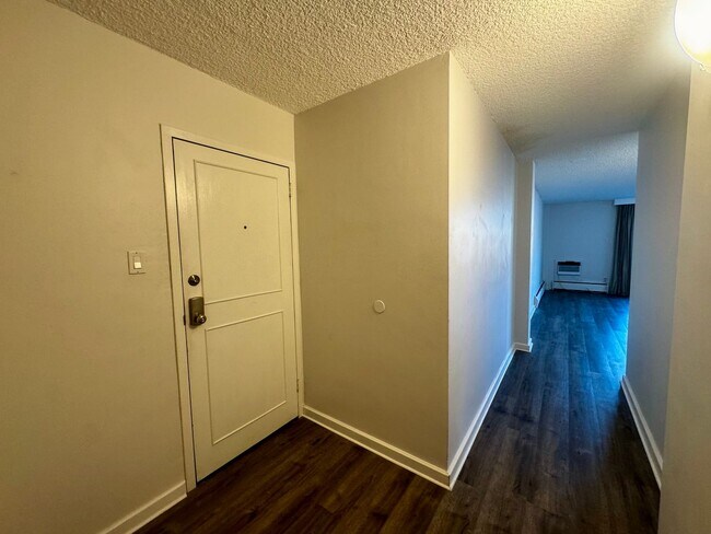 Building Photo - 900 Saturn Dr