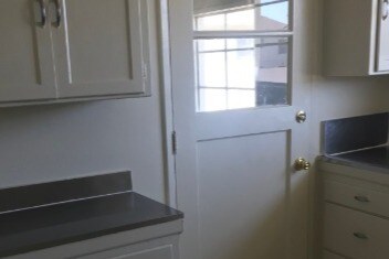 PUERTA DE ENTRADA TRASERA DE LA COCINA - 4044 Hillcrest Dr