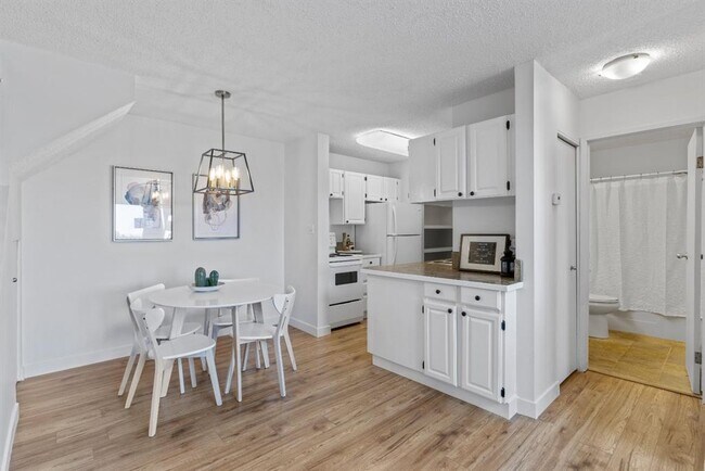 Photo du bâtiment - 6400 Coach Hill Rd SW