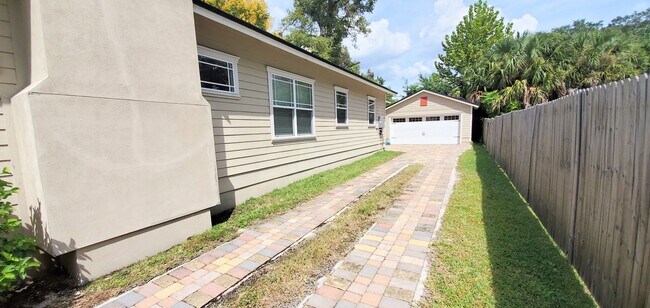 Building Photo - Newer Construction in Avondale!