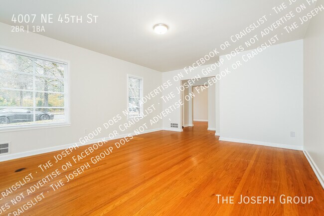 Building Photo - 4007 NE 45th St