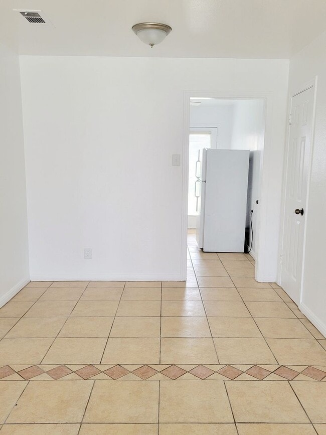 Building Photo - Alamo Ave.