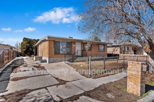 Photo - 443 North Dorothea Way House