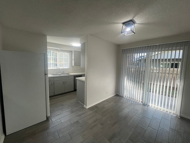 Building Photo - 299 Lobelia Ave
