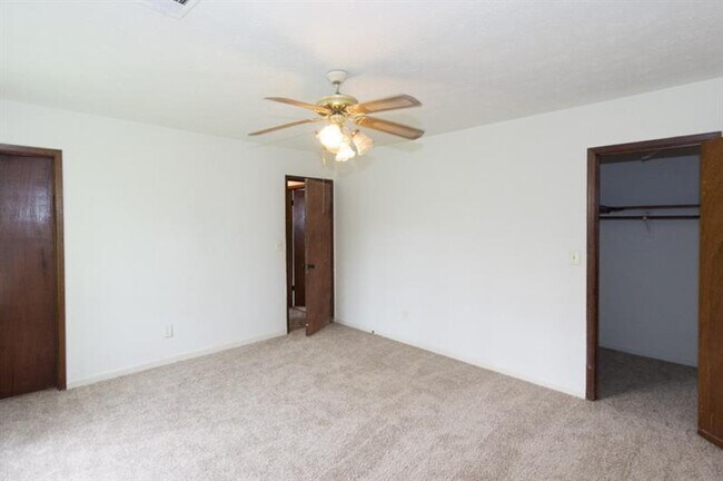 Building Photo - 2414 Leslie Brook Dr