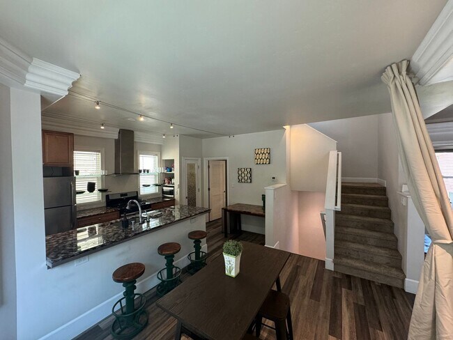 Building Photo - 2 bedroom | 2.5 bathroom | Downtown single...