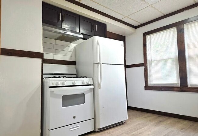 Building Photo - 9611 Larnder Ave
