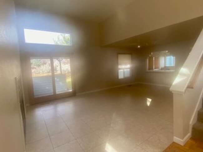 Foto del edificio - Three Bedroom Two and a Half Bath Home in the South Reno Crystal Lake Area