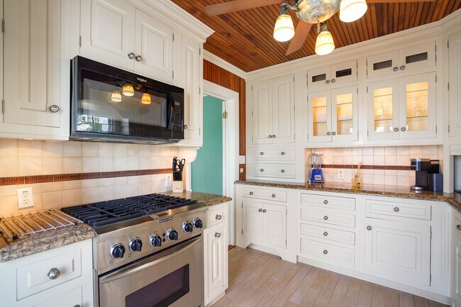 Building Photo - 2311 Pass a Grille Way
