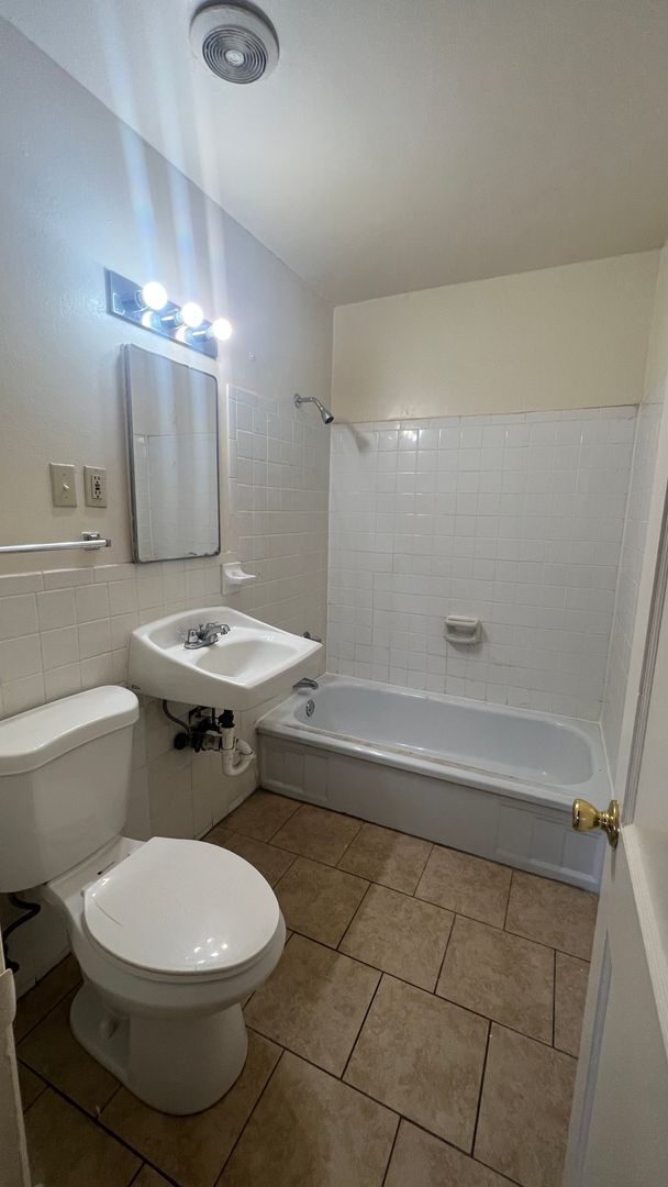 Foto del edificio - 3 Bedroom home with 1 Bathroom and Large Back yard