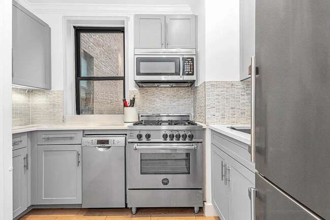 Building Photo - 421 W 21st St