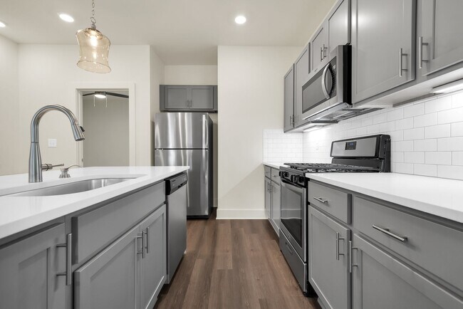 Foto del edificio - One Bedroom, no shared walls, fenced backy...