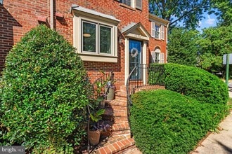 Building Photo - 1220 W Abingdon Dr