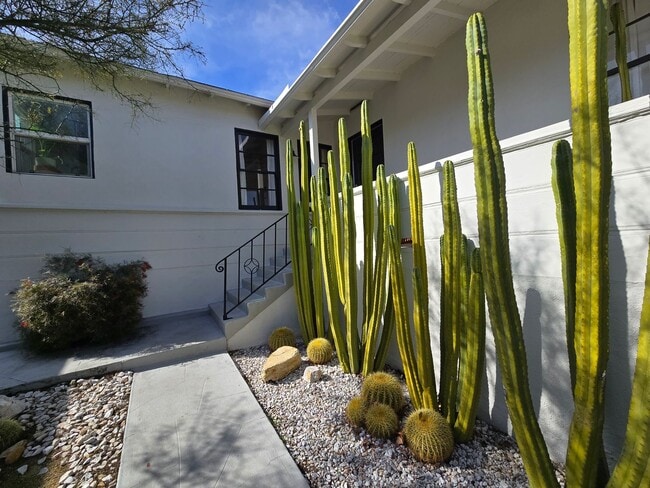 Building Photo - Charming 3-Bedroom Home for Rent Near Cal ...