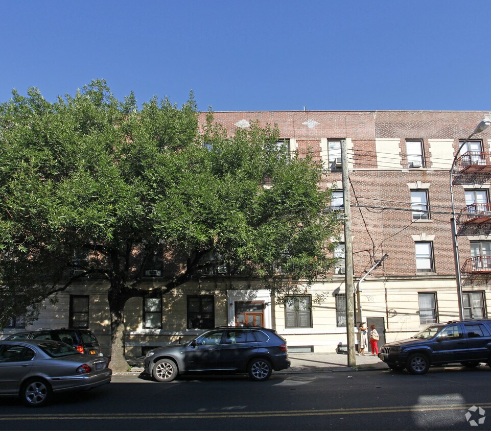 Primary Photo - 28-14 Crescent St