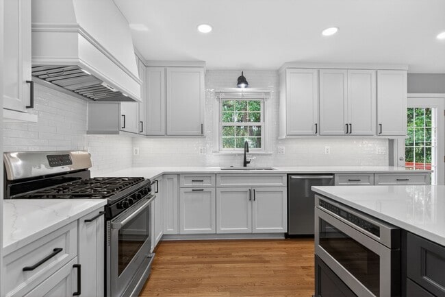 Building Photo - Gorgeous, updated SFH in desirable Gunnell Farms, Vienna