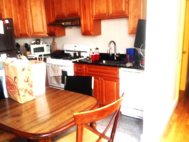 No Brokers Fee, In-Unit Washer and Dryer, Private Porch - No Brokers Fee, In-Unit Washer and Dryer, Private Porch Apartment