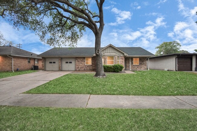 Building Photo - 8022 Sharpview Dr