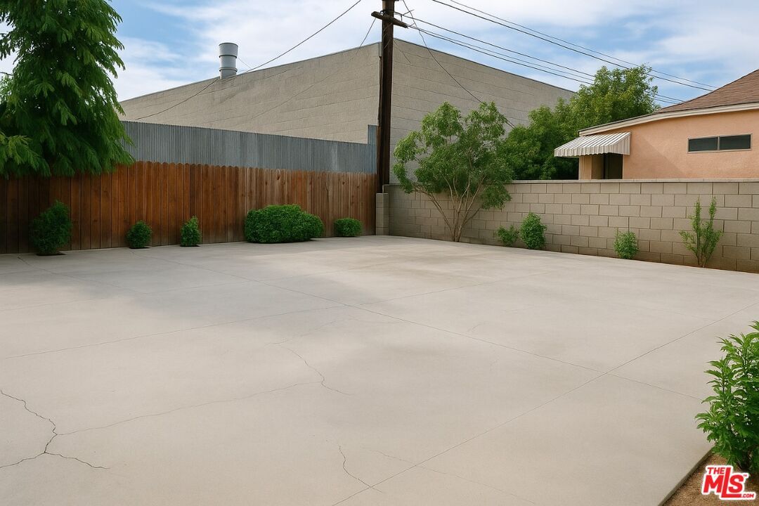 Foto del edificio - 6946 Simpson Ave