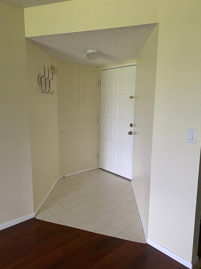 Entryway - 450 Fairways Cir