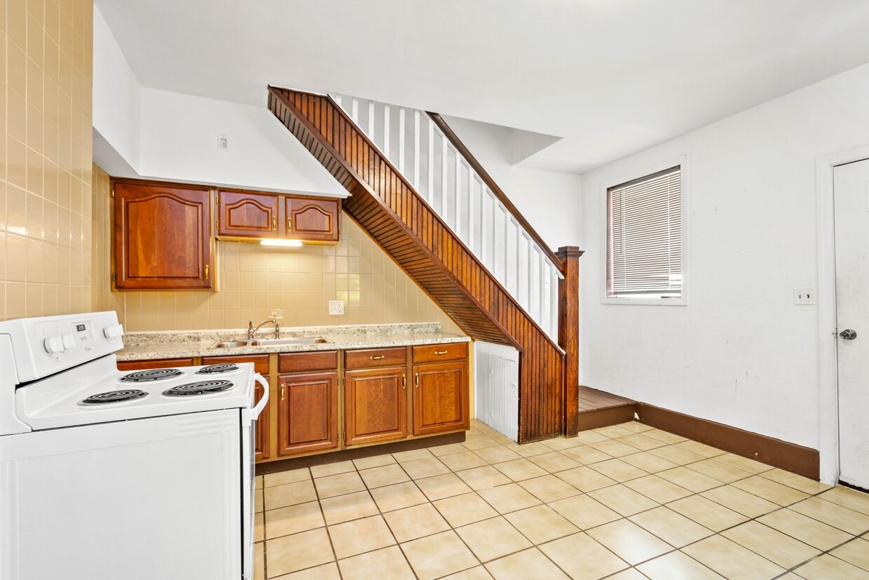 Primary Photo - PRICE DROP! 1 BEDROOM and 1.5 BATHROOM BEA...