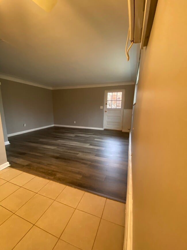 Building Photo - 320 Hanna Ave